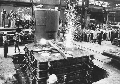 407254 Afbeelding van het gieten van het laatste blok staal in de staalgieterij van S.D.M.K. (DEMKA, Havenweg 7) te Utrecht.